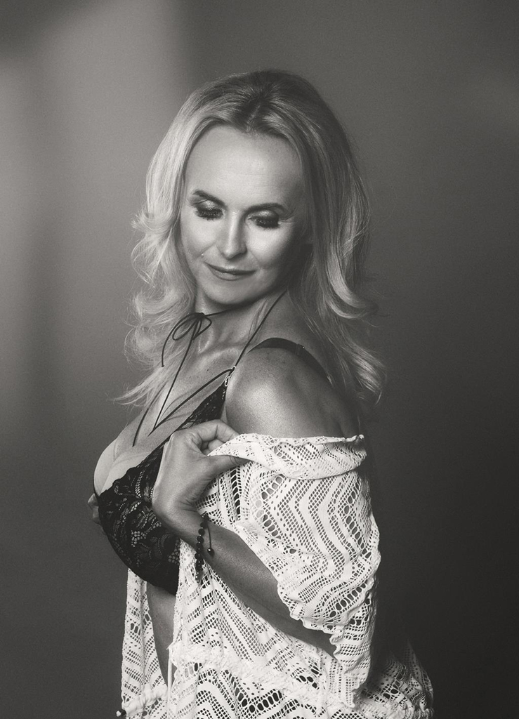 Kobiece sesje zdjęciowe buduarowe, zdjęcia sensualne i glamour, sesja odważna lub romantyczna, sesja fotograficzna kobiety dojrzałej.